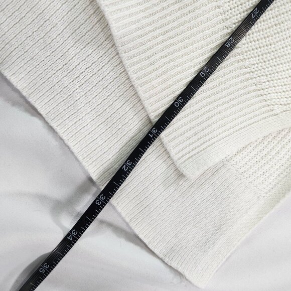 Old Navy White Sweater Medium
Lot I - Picture 5 of 7